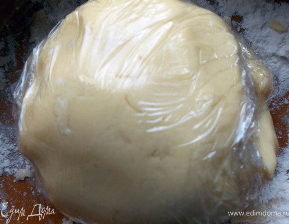 После чего рекомендую переложить тесто в миску и еще раз перемешать руками несколько секунд, особенно это касается тех случаев, когда после комбайна тесто слегка рыхлое. Тесто получится эластичным, слегка влажным и липким. Завернуть в пленку и отравить в холодильник минут на 30. 
