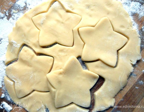 На присыпанной мукой поверхности раскатать тесто, вырубками вырезать фигуры. 