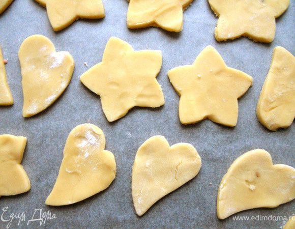 Противень застелить бумагой для выпечки, выложить заготовки. Выпекать в предварительно разогретой духовке (до 170С или чуть меньше) 10-12 минут, не давая потемнеть. Остудить.