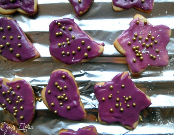 Подготовить достаточно густую сахарную глазурь (сахарная пудра+вода, либо использовать покупную), добавив краситель. Покрыть печенье помадкой и украсить кондитерской посыпкой. На 18-20 штук+-.