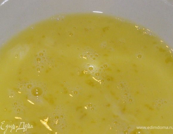 Отделим белки от желтков. Взобьем желтки вилкой, посолим, поперчим. 