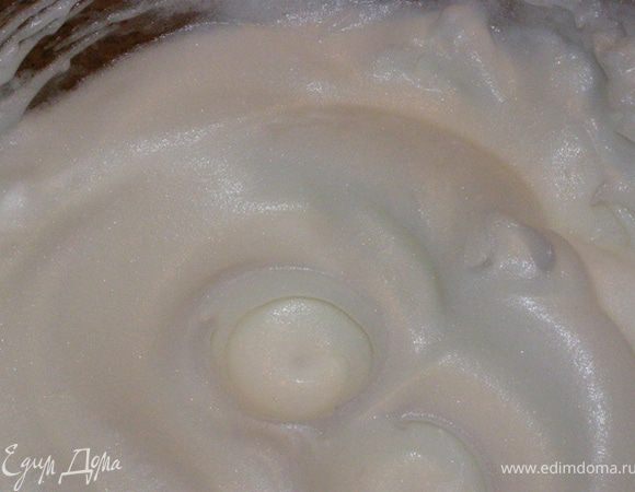 Поставим сковороду на маленький огонь. Пока сковорода нагревается, взобьем белки до состояния пышных мягких пиков