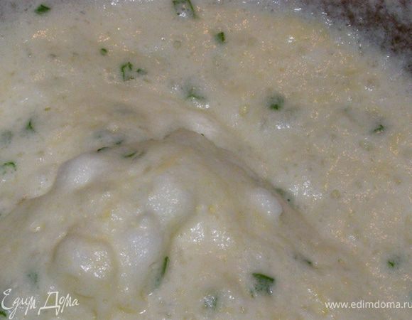 Выложим масло на сковороду, увеличим огонь до среднего. С помощью столовой ложки быстро смешаем желтки с белками, добавим чеддер, половину пармезана, лук