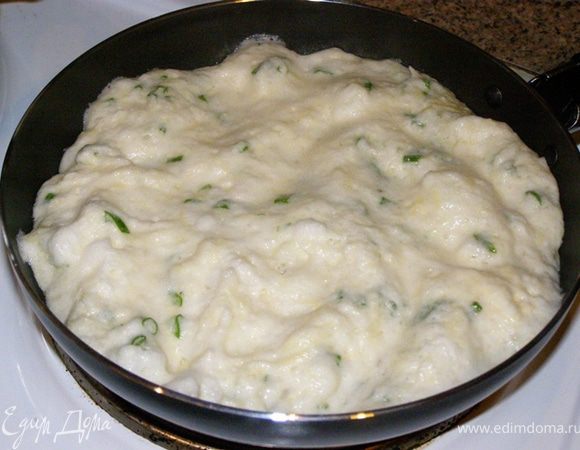 Как только масло растает, выльем яичную смесь на сковороду и равномерно распределим