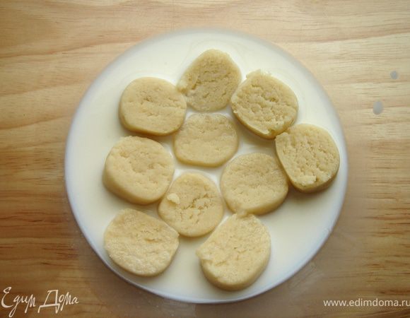 Марципан(http://www.edimdoma.ru/recipes/33068) залить молоком и немного подогреть и растереть до однородной массы.