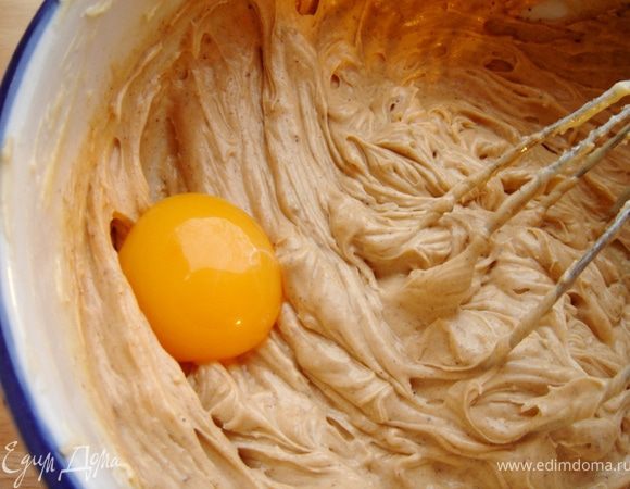 Сливочное масло взбить с сахарной пудрой,пряностями и 1 щ.соли.Яйца разделить на желтки и белки.По одному желтку вмешать в масляную смесь.
