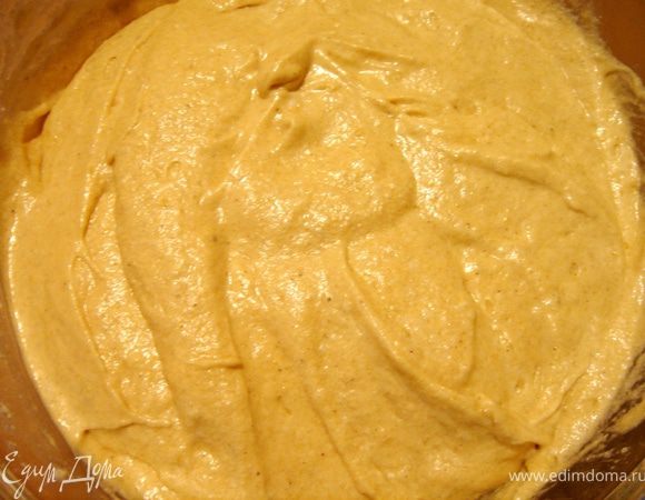 Белки взбить с щепоткой соли до крепких пиков,затем добавить сахар и ещё раз взбить.Масляную массу смешать с мукой и крахмалом,добавить третью часть белков и хорошо перемешать.Остальные белки аккуратно ввести в смесь,перемешивая снизу вверх.