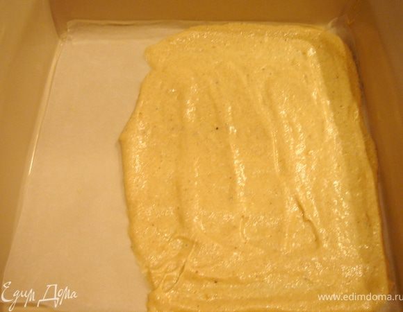 Дно прямоугольной формы(у меня 22х22см) застелить пергаментом.Выложить 2-3 ст.л.теста и размазать его по всему пергаменту.Поставить форму под гриль.Выпекать 1-3 минуты(в зависимости от того,как нагрет тен)на среднем уровне до золотистого цвета.