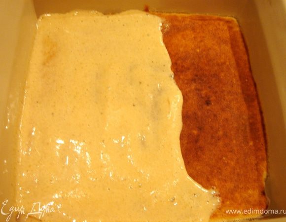 На первый выпеченный слой выложить ещё 2-3 ст.л.теста и тонким слоем равномерно нанести его по всей поверхности.Поставить форму под гриль и выпекать так же,как и первый слой.Ту же операцию проделать со всем оставшимся тестом.У меня получилось 14 слоёв.Немного остудить пирог и нарезать его на ровные квадраты