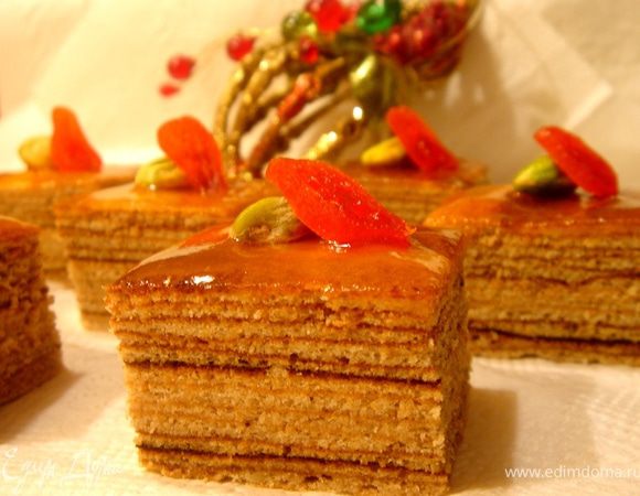 Абрикосовый или апельсиновый джем прогреть с лимонным соком и протереть через сито.Каждый кусочек окунуть в джем и выложить на решётку.Остывшее кубики украсить фисташками и цукатами.Приятного чаепития!