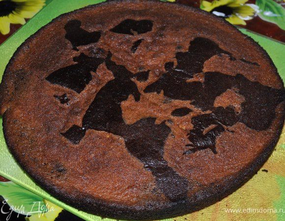 Готовый корж разрезать на 2 части. Потом испечь еще один корж и тоже разрезать его на две части. Всего получится 4 коржа.