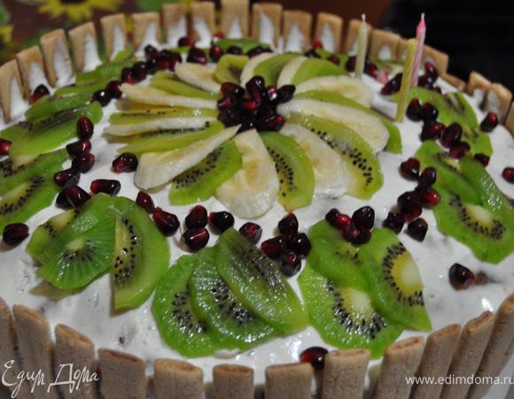 Намазать каждый корж кремом и украсить тортик по своему желанию.