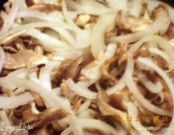 грибы обжарить с луком