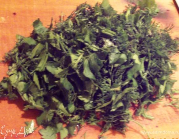 зелень порубить, всё перемешать, посолить, заправить растительным маслом.
Приятного аппетита!