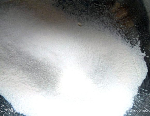 В глубокую миску просеять муку и разрыхлитель.