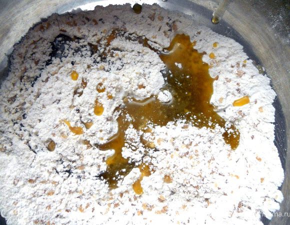 Влить оливковое масло.