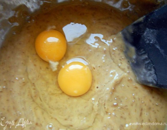 Разбить яйца.