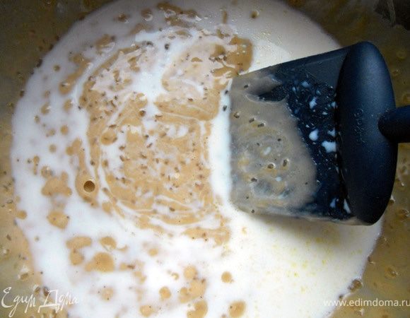 Влить молоко. 