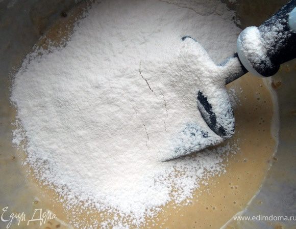 ***После всех манипулияций тесто показалось мне жидким, поэтому на свой страх добавил еще 1/3 чашки муки. Получилось хорошо - достаточно густое, но не столь вязкое как для брауни (распределять по форме лопаткой не нужно - самостоятельное:)