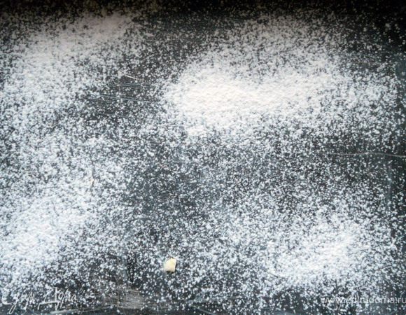 Форму смазать сливочным маслом и присыпать мукой. 