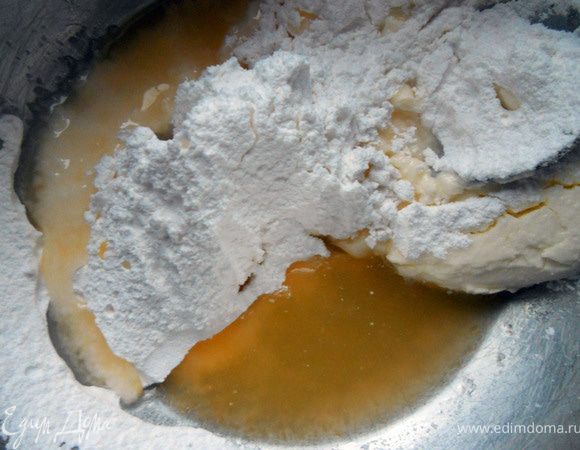 Приготовить глазурь, соединив сахарную пудру, апельсиновый сок и цедру. В моем случае здесь еще творожный сыр, но можно смело его исключить. ***Конечно, лучше иметь запас сахарной пудры, возможно, придется корректировать консистенцию***. Хорошо размешать. 