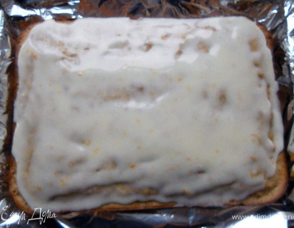 Распределить глазурь поверх остывшего пирога ***глазури будет много, можно будет ею дважды покрыть поверхность, дав минут 10-15 первой "партии" впитаться***.