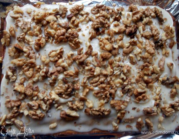 Обильно присыпать крупнопорубленными и подсушенными на сковороде орехами. Можно сразу подавать, ну а если час постоит - будет вообще прелестно!  