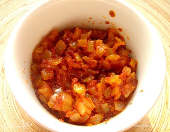 Мелконарезанную луковицу обжарить на растительном масле.Добавить томатную пасту,карри и немного бульона.Потушить и убрать луковую смесь с огня.Немного остудить и смешать с лимонным соком.