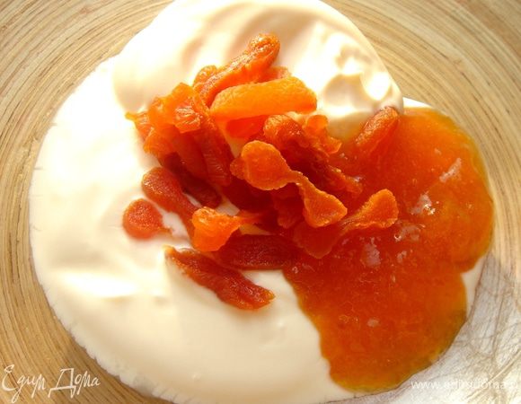 С салатнике смешать сметану,майонез,джем,раздавленные дольки чеснока,курагу,изюм и луковую поджарку.Если смесь окажется слишком сладкой или кислой,добавьте нужных ингредиентов по вкусу.