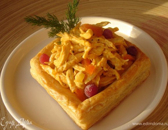 Выложите в салатник с заправкой куриное мясо,хорошо всё перемешайте и уберите салат в холодильник не 2-3 часа.Хорошо подать салат в валованах или на хрустящих тостах.Приятного аппетита,Ваши Величества!)))