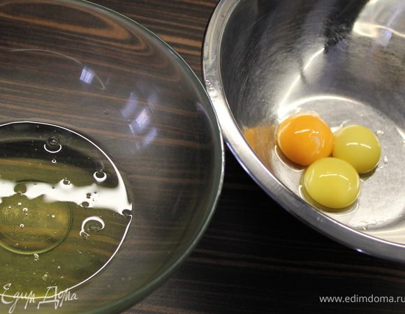 Кому не повезло, печем печенье "Дамские Пальчики" сами. 

Отделить белки от желтков...