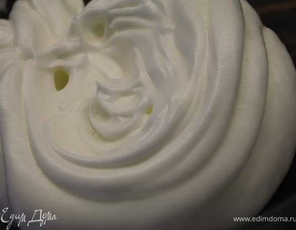 Взбиваем белки до устойчивой пены.