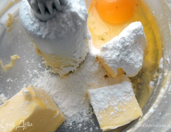 Соединить сливочное масло, сахарную пудру и яйцо, хорошо растереть миксером/комбайном.