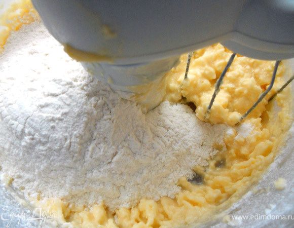 Просеять муку, размешивать около минуты. После чего переложить тесто в миску и еще раз перемешать руками. Оно должно быть мягким и слегка липким, если очень влажное - вмешать ложку-две муки. Разделить на 2 части, одну завернуть в пленку и убрать в холодильник.