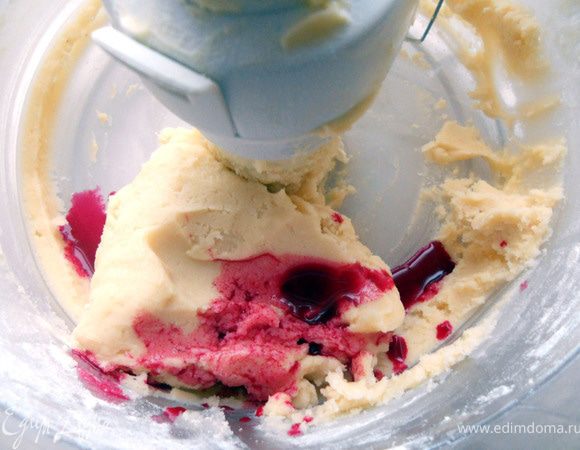 Вторую часть теста вернуть в комбайн, добавить краситель и хорошо размешать, до однородности.