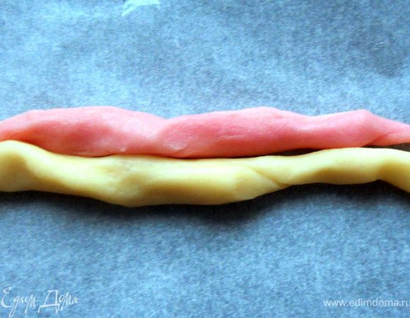 Противень застелить бумагой. Сформировать из теста тонкие жгуты примерно одинаковой длины и желательно толщины ***работать с тестом не очень легко, рекомендую присыпать руки мукой, тогда тесто будет меньше рваться***.