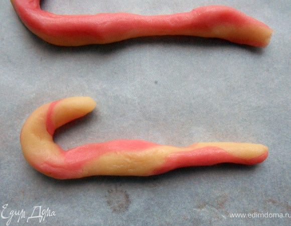 ***В завершении оказалось, что розового теста существенно больше, поэтому несколько заготовок вот такой "мраморной" фактуры:)***. Выпекать минут 8-12, в зависимости от толщины печенья, при температуре около 180+-, но в любом случае не давая печенью потемнеть. В горячем виде достаточно мягкое (в остывшем хрустящее) и очень хрупкое, поэтому хорошо остудить и снять с противеня. На 17-20 штук. Прошу прощения за фотографии, а точнее отсутствие единой концепции - сложное для работы печенье - то блекло, то пестро, то сливается - пришлось эксперементировать:)