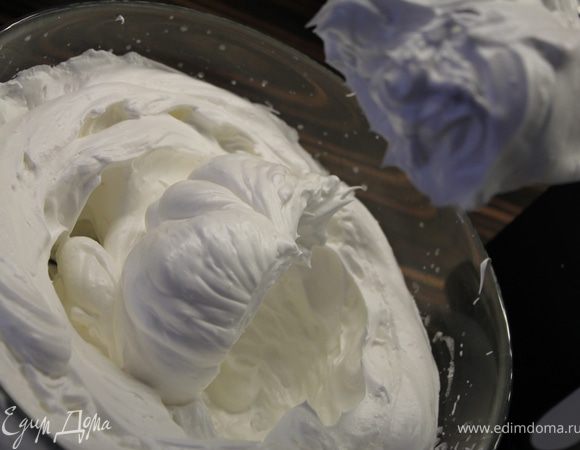 Постепенно, по столовой ложке, добавляем сахар и снова хорошо взбиваем...белки должны быть жесткими!!! **Старайтесь ориентироваться по фото, если добились нужной консистенции, переходите к следующему шагу...**