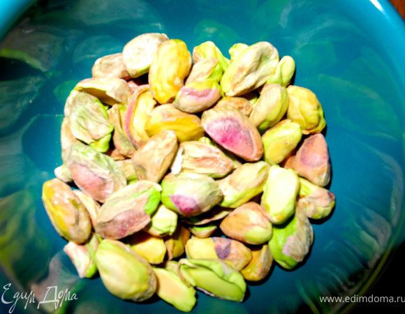 Пока зеленая колбаска отдыхала, "наковыряла" фисташек.