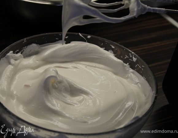 По одному добавляем желтки и продолжаем взбивать еще некоторе время.