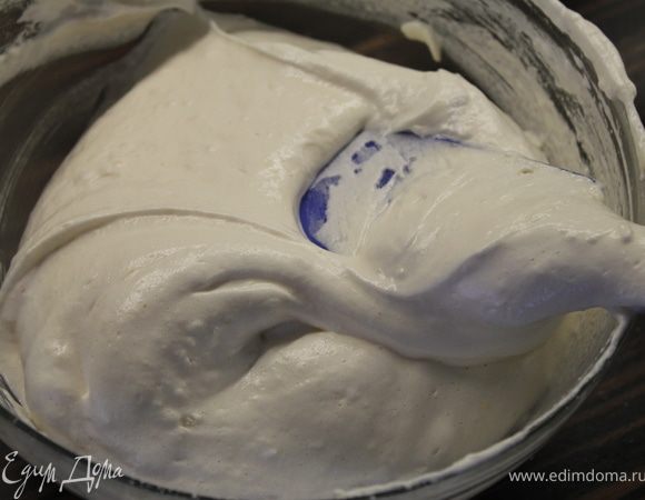 Через сито вводим в тесто муку и лопаточкой хорошо перемешиваем снизу-вверх...