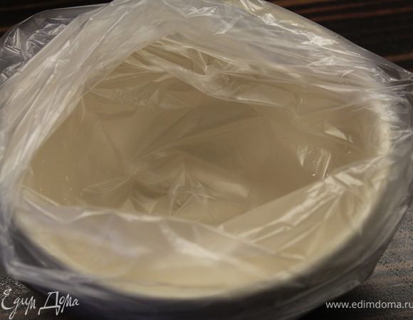 Возьмите п/э пакет и положите его внутрь миски одним из углов... 