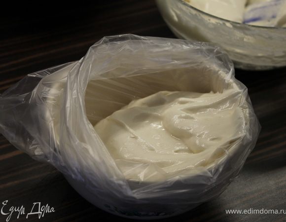 ...раскройте и выложите тесто. Таким способом вы аккуратно и достаточно удобно наполните пакет:)