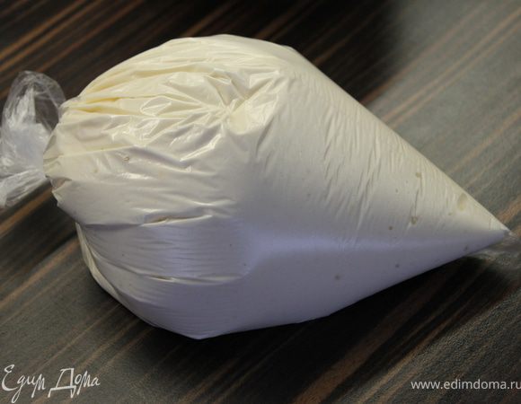 Завязать пакет. Противень застелить пергаментной бумагой, припылить немного мукой (удобно через сито)... Отрезать уголок пакета шириной 1-1,5 см.