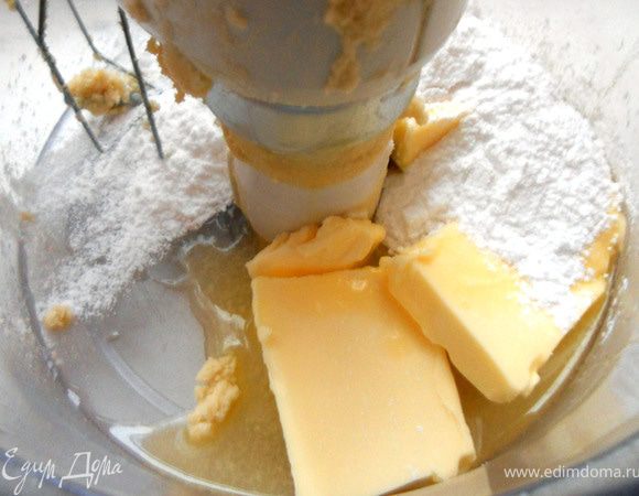 Масло растереть с сахарной пудрой. 
