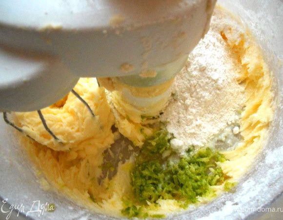 Добавить сок и натертую цедру лайма. Просеять муку. Хорошо размешать тесто в комбайне, после чего выложить на поверхность и еще несколько секунд вымесить руками, при необходимости подсыпав пару ст.л. муки/пудры (если тесто очень липкое).  