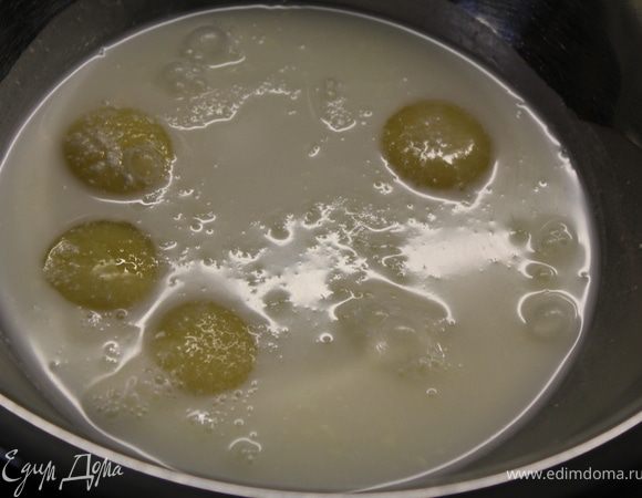 Молоко, желтки и сахар поставить на водяную (паровую) баню (на кипящий чайник) и варить до загустения минут 10... Все время быстро помешивать венчиком (я пользуюсь вилкой)!