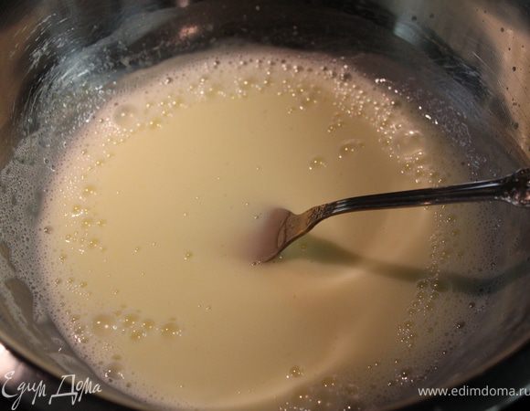 Снять с пара, добавить ванилин и размешать.