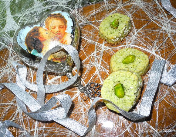 Выпекала около 10 минут при температуре 180 градусов Цельсия. Потом оставила остывать в духовке, но лучше достать сразу. У меня они получились немного твердоватые и хрустящие, такие сахарные.