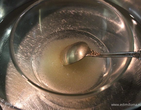 Желатин залить небольшим количеством воды (на половину пальчика или пальчик в высоту), размешать и поставить в сотейник с водой и нагревать на среднем огне... Когда растворится, добавить к молочно-яичной смеси, размешать и охладить до комнатной температуры.